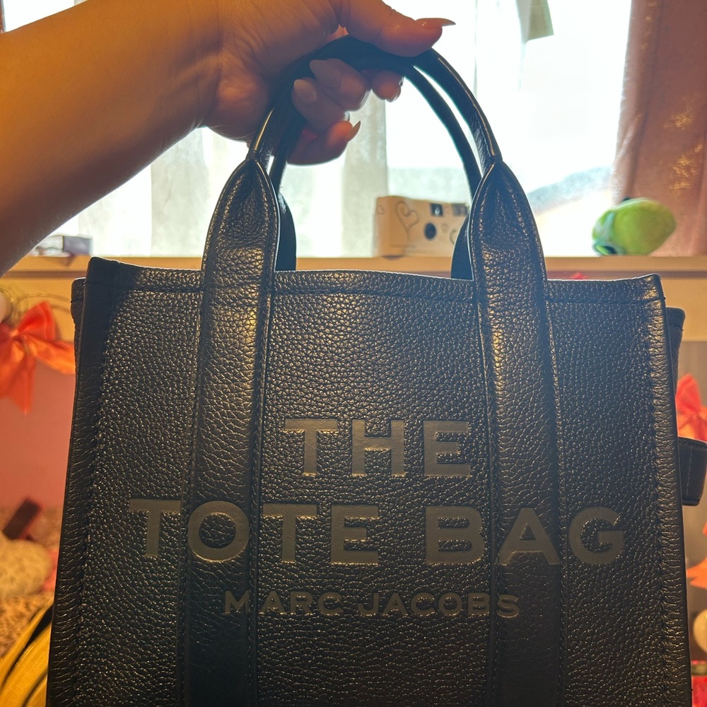 Marc Jacobs Elegant Black Tote